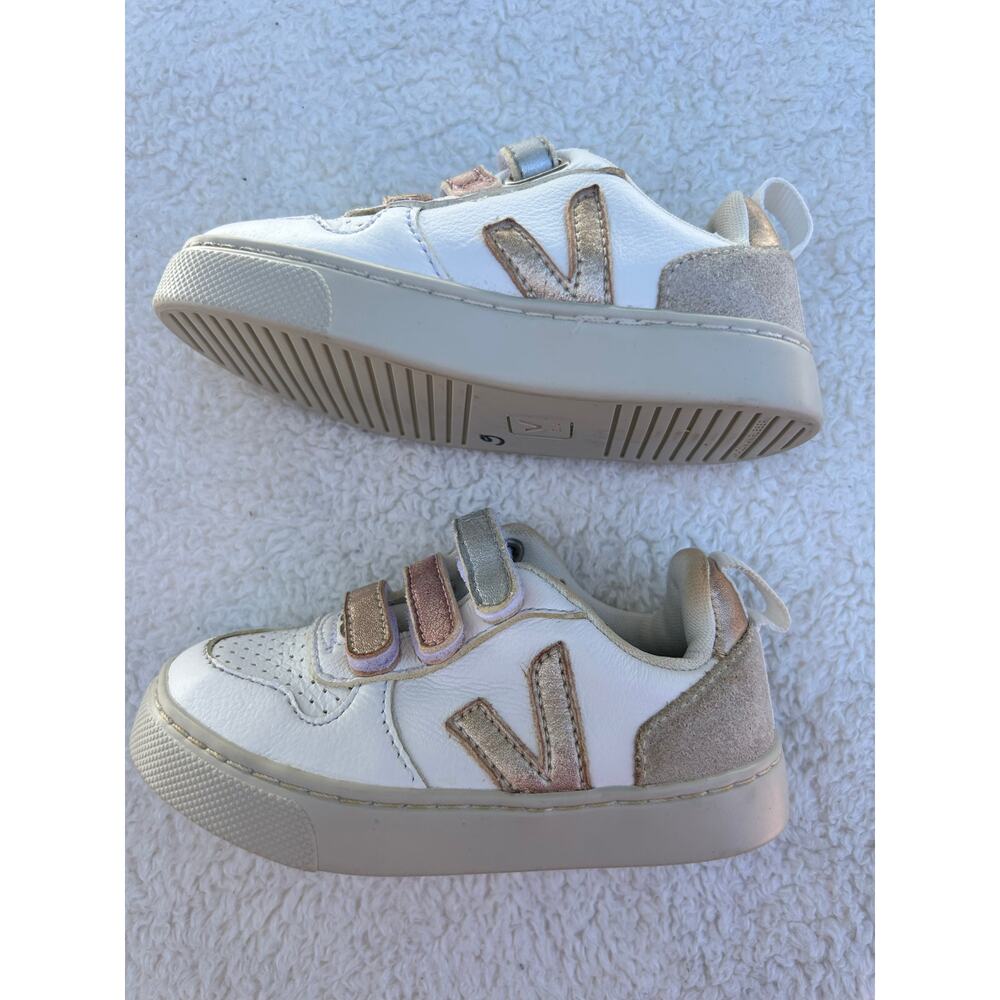 $110 Veja Unisex Small V-10 Leather Chrome Sneakers - Size 8.5